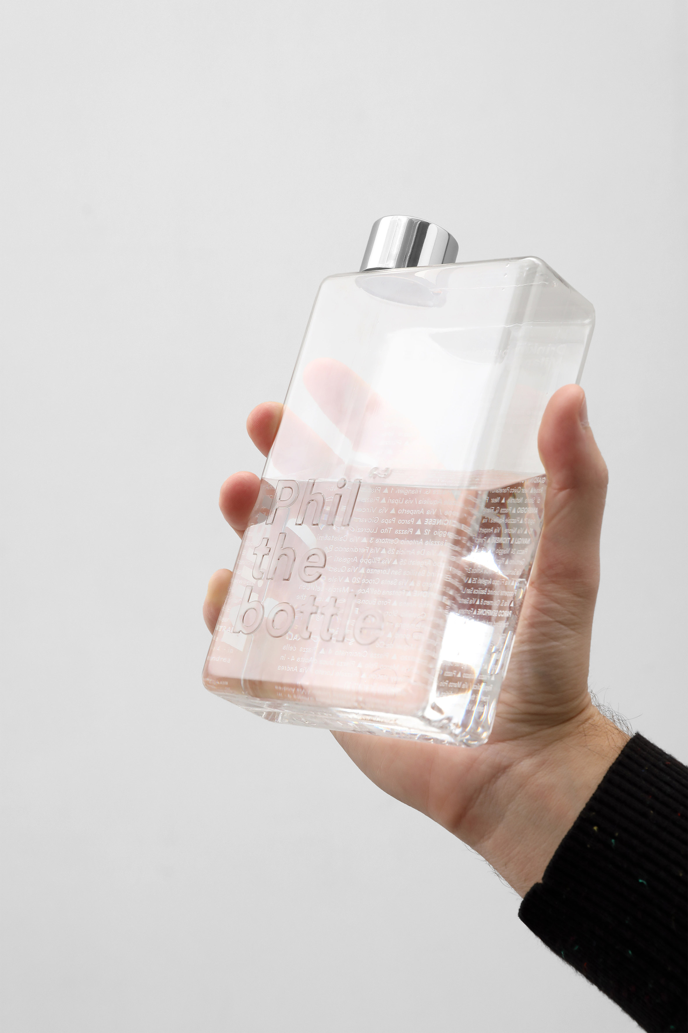 Emanuele Pizzolorusso designs refillable bottles that guide users towards water fountains