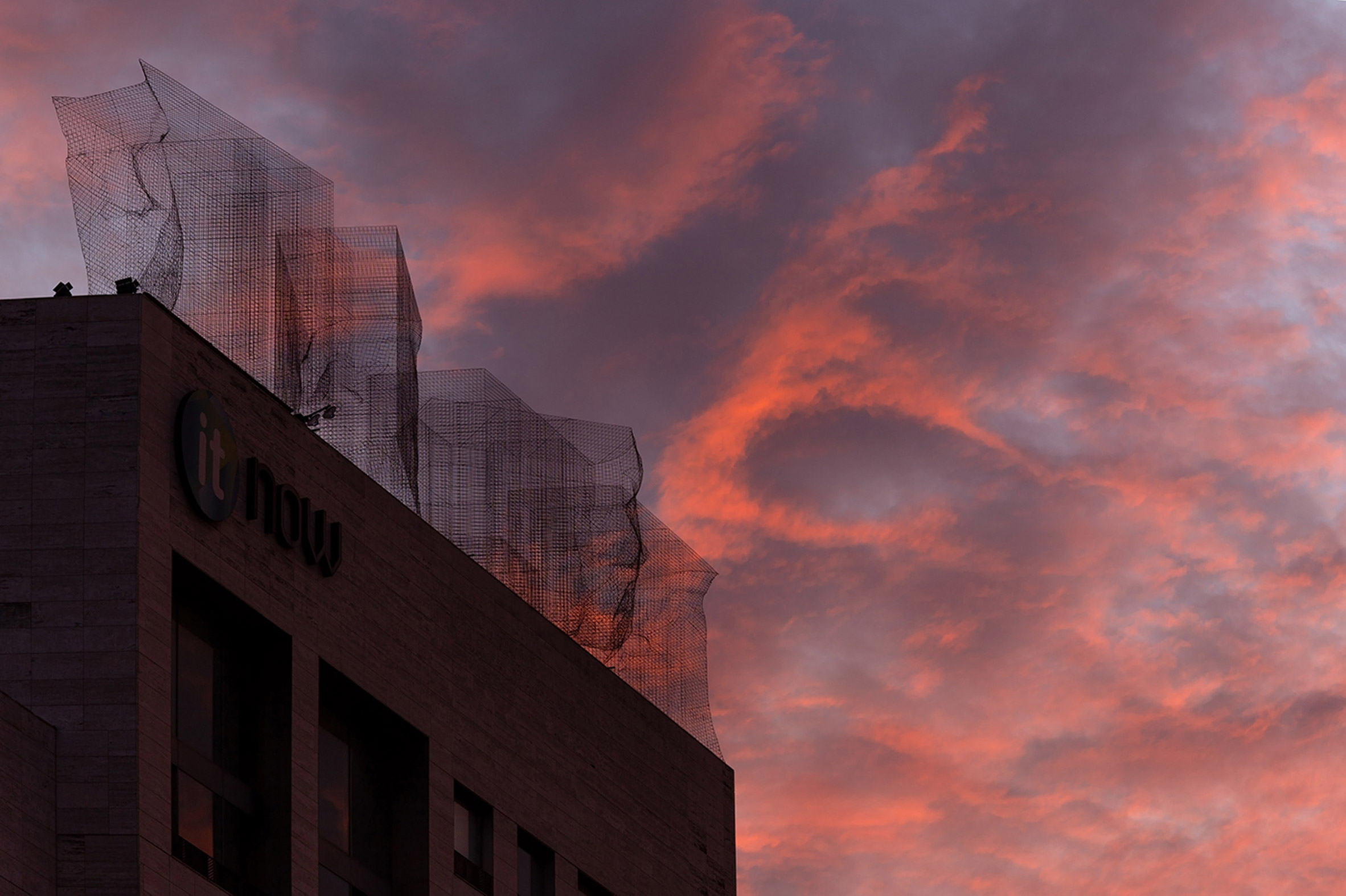 Edoardo Tresoldi installs wire mesh sculpture on roof of a Barcelona building