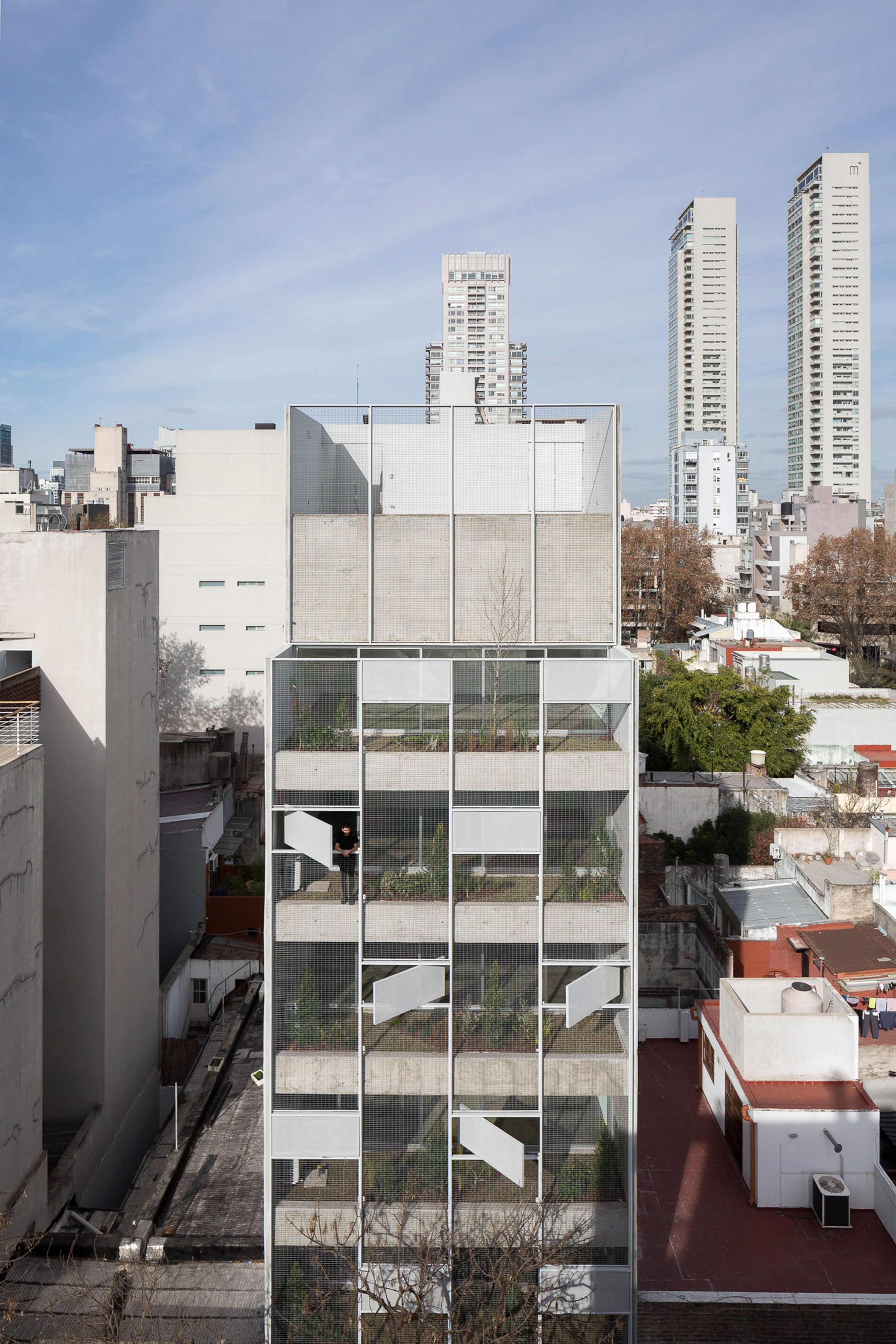 Metal mesh covers garden tower in Buenos Aires by Adamo-Faiden