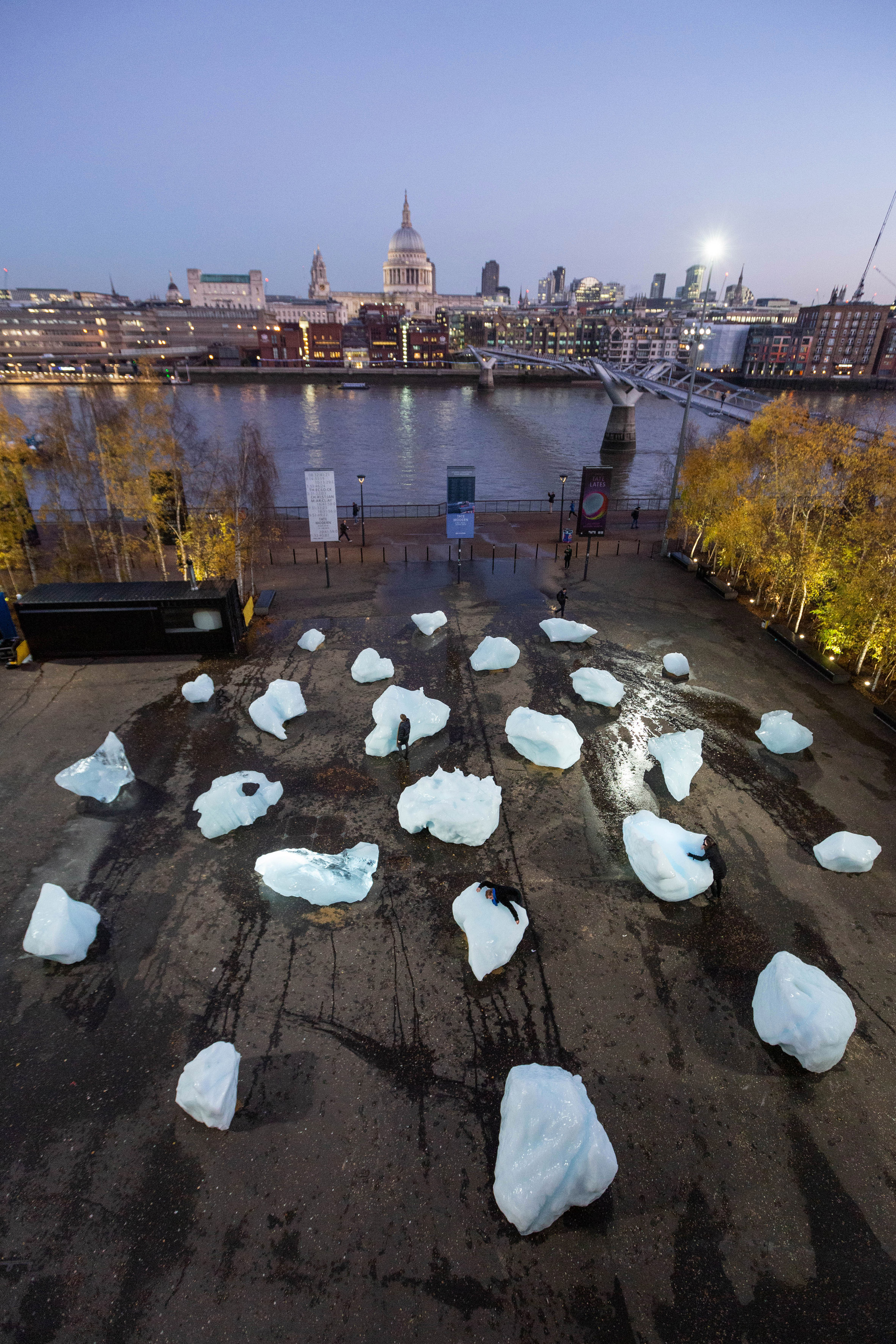 Olafur Eliasson installs giant blocks of glacial ice across London