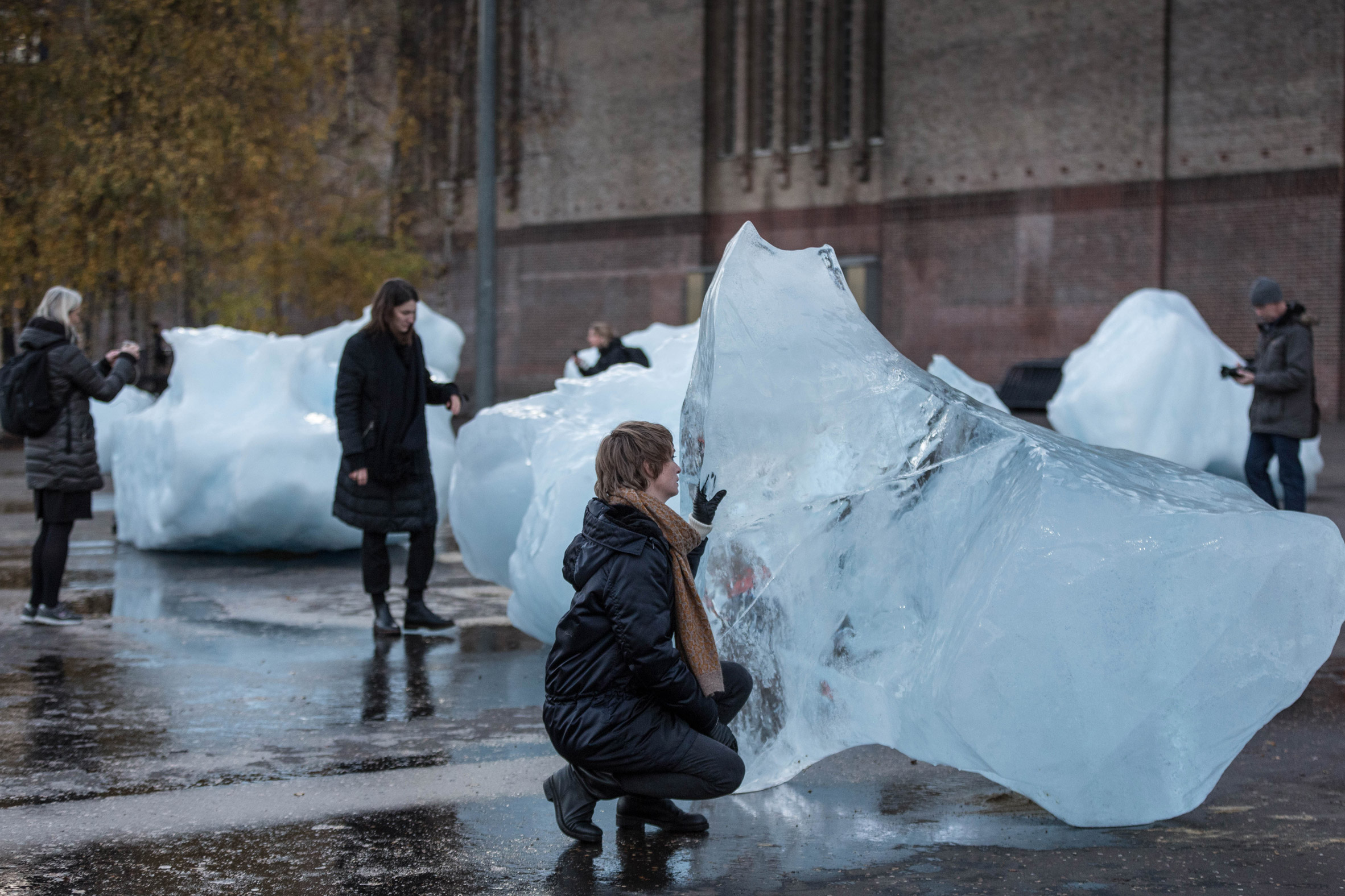 Olafur Eliasson installs giant blocks of ice across London