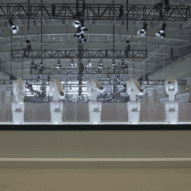Instalación del robot Manus de Madeline Gannon en el Foro Económico Mundial en China