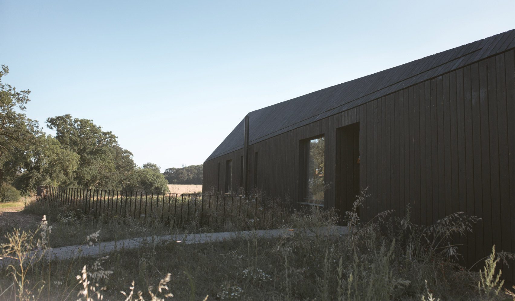 Black barn. Черный сарай. Черный сарай фото. Barn Studio.