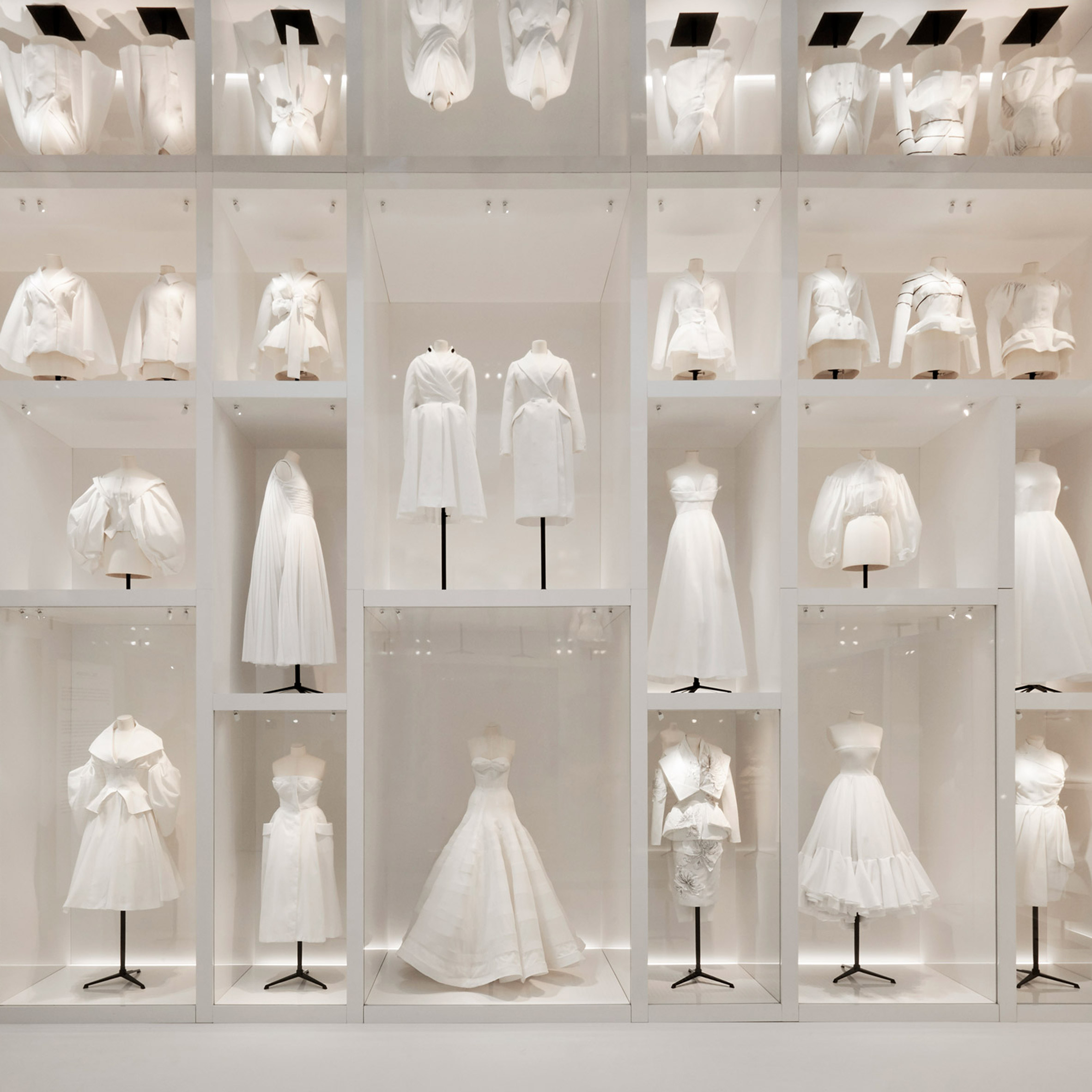 Medewerker compressie troon V&A exhibition explores the "all-pervasive" legacy of Christian Dior