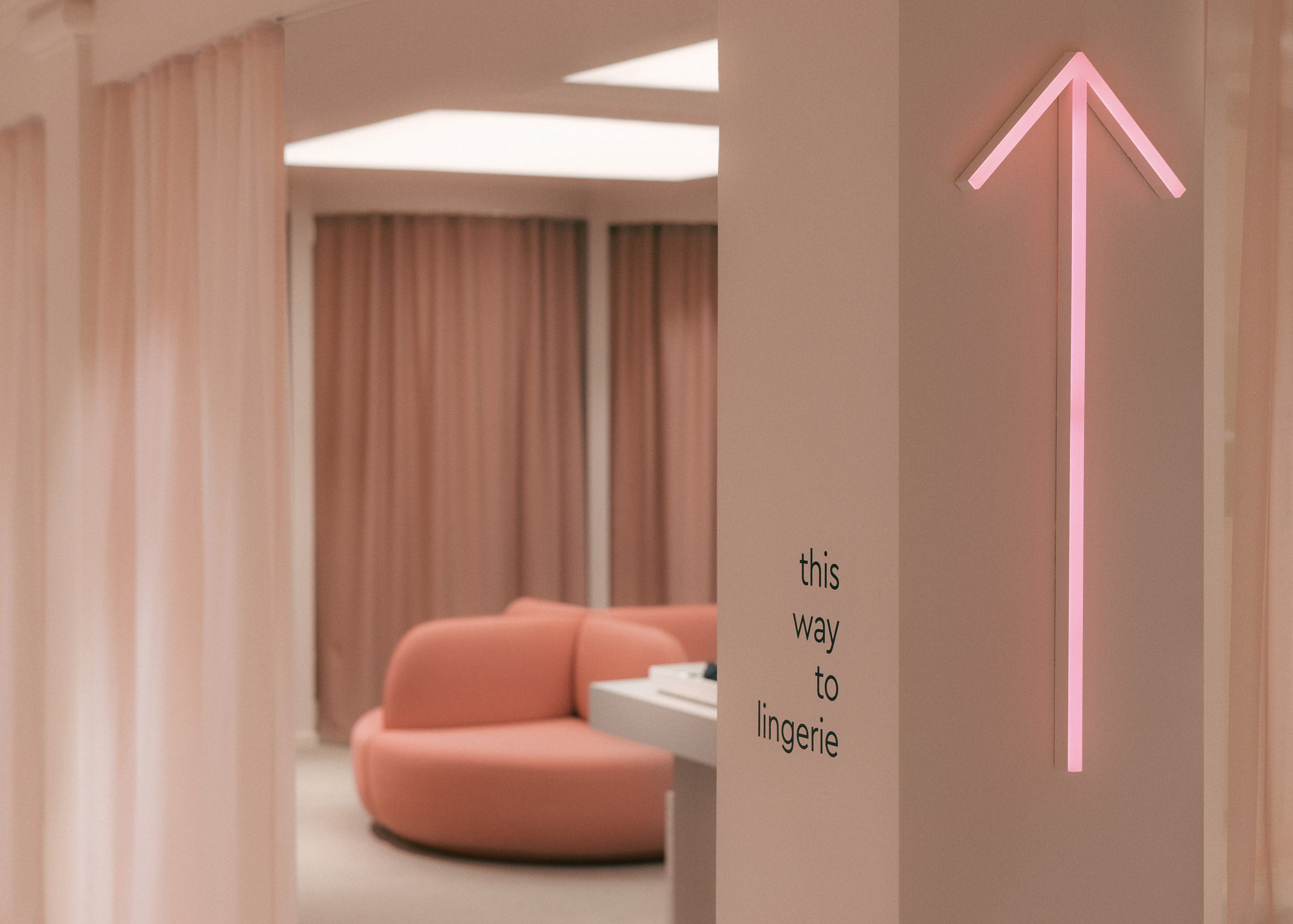 forlade Akrobatik Døde i verden Gina Tricot store in Stockholm combines a medley of materials with pink  walls
