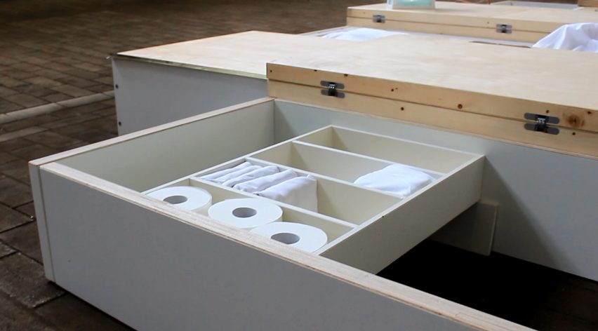 Juul de Bruijn diseñó una solución de almacenamiento llamada MoreFloor que oculta los muebles debajo de las tablas del piso.