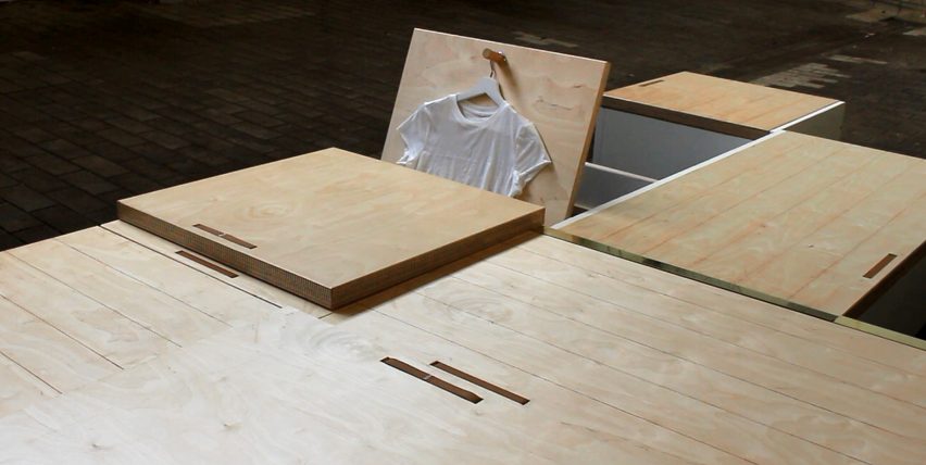 Juul de Bruijn diseñó una solución de almacenamiento llamada MoreFloor que oculta los muebles debajo de las tablas del piso.
