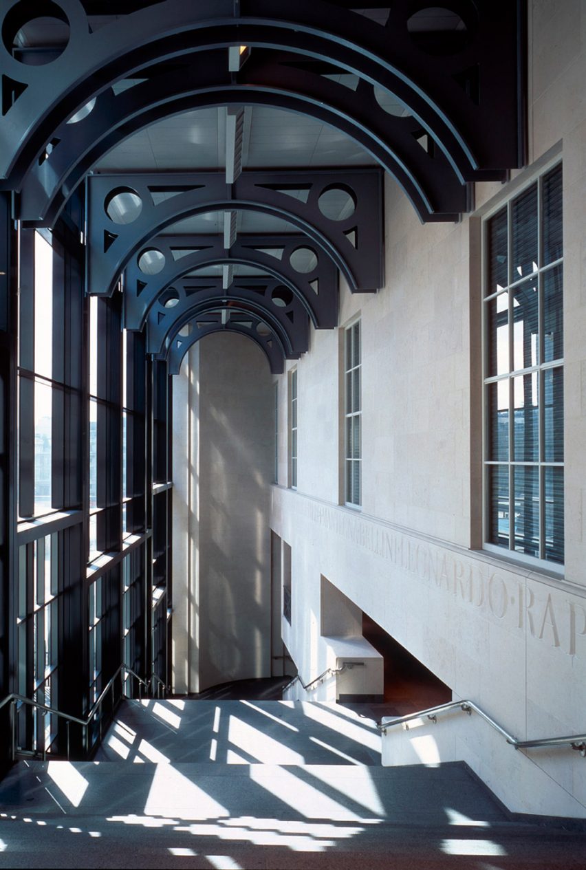 Venturi Scott Brown's postmodern Sainsbury Wing at National Gallery in London wins AIA 25 Year Award