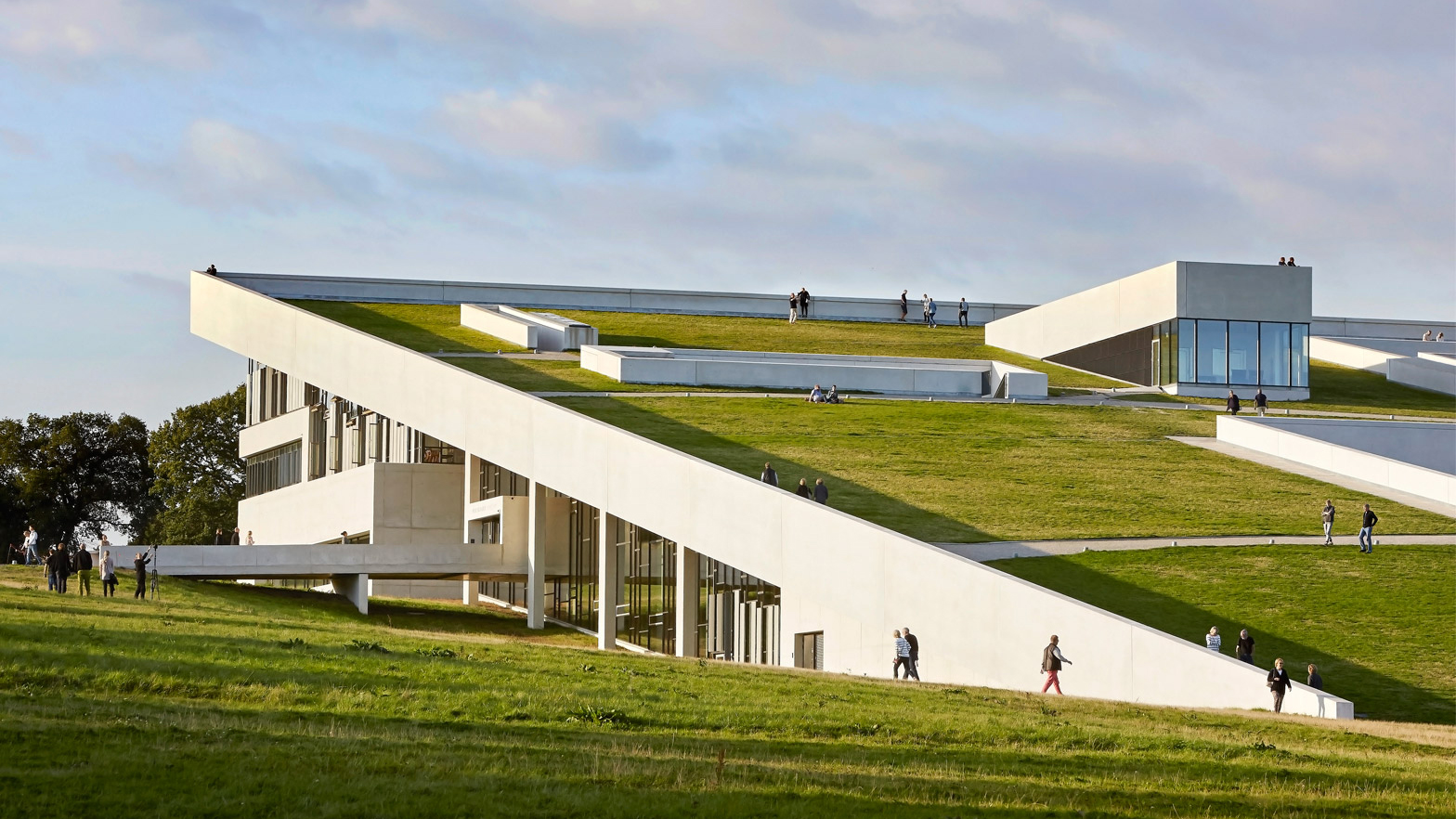 Крыша общественных зданий. Moesgaard Museum (Орхус). Moesgaard Museum Дания. Moesgaard Museum by Henning Larsen, Aarhus, Denmark. Органическая архитектура и регионализм.