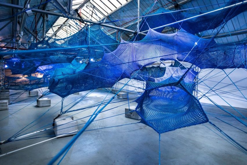Anya Hindmarch y Numen / For Use crean una red tejida de túneles azules en la Semana de la Moda de Londres