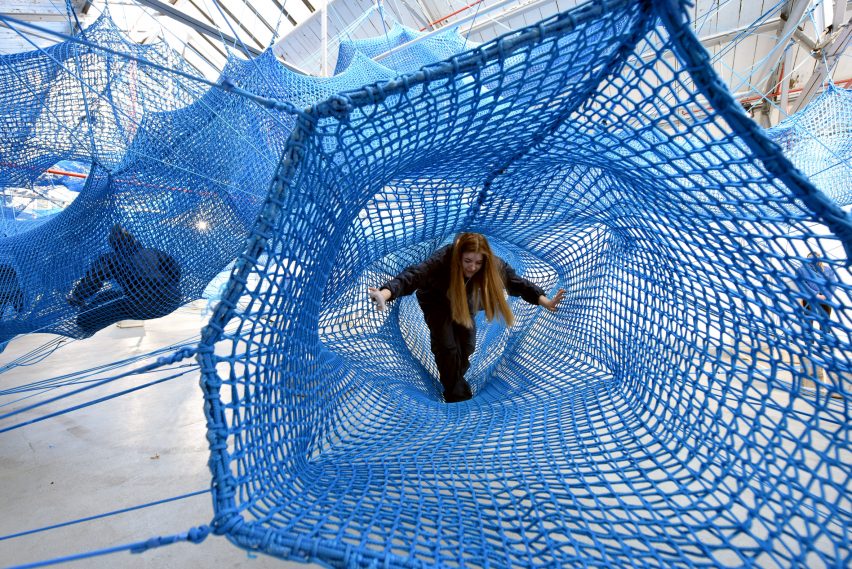 Anya Hindmarch y Numen / For Use crean una red tejida de túneles azules en la Semana de la Moda de Londres