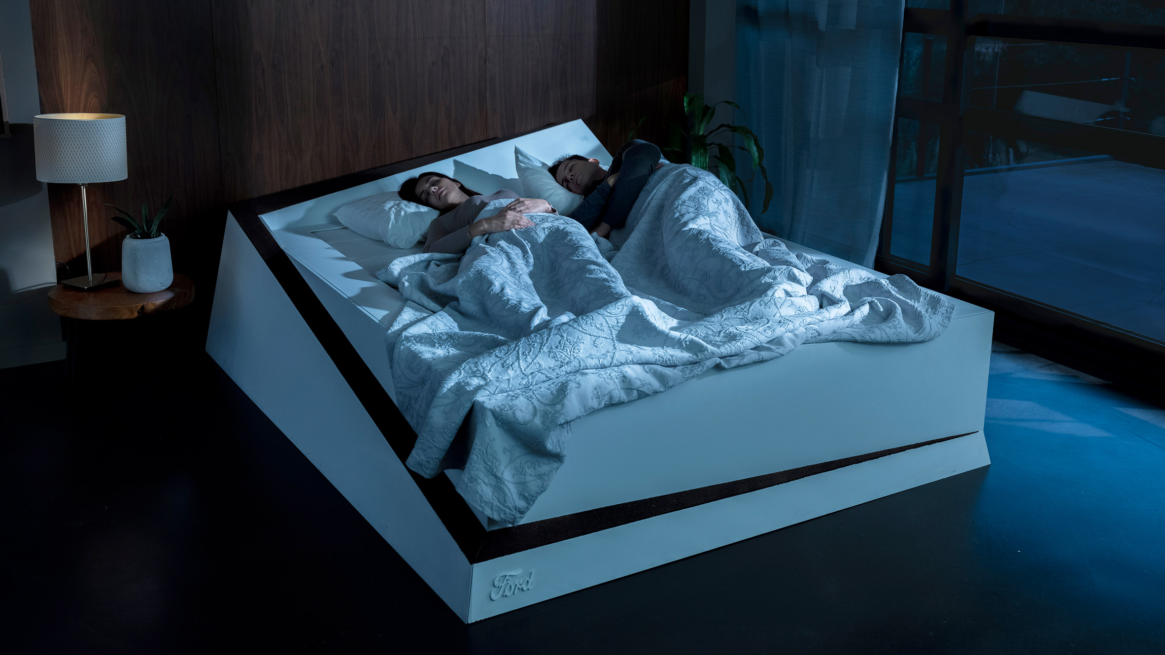 Чужая кровать спать. Кровать. Умная кровать. Умная двуспальная кровать. Технологичная кровать.