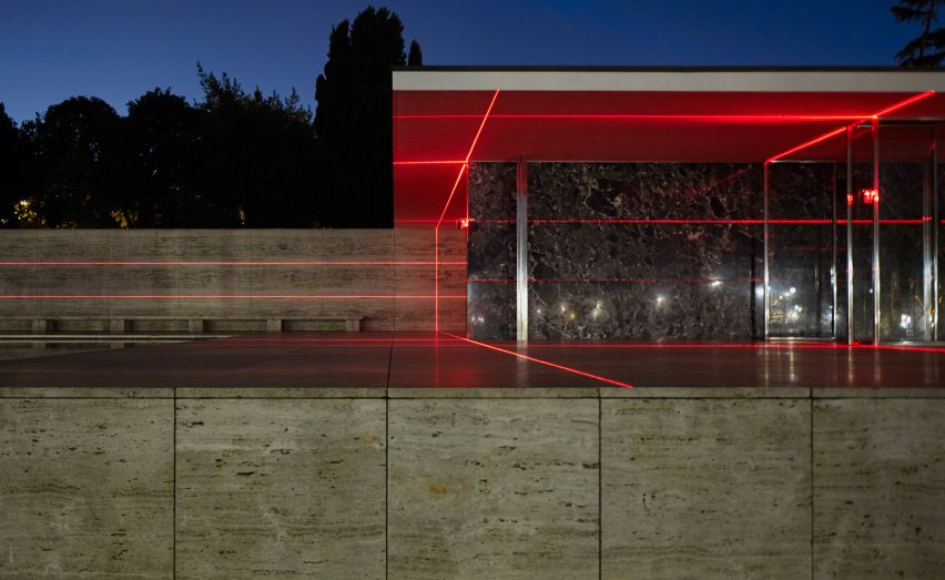 Instalación de Geometry of Light en el Pabellón de Barcelona por Luftwerk e Iker Gil