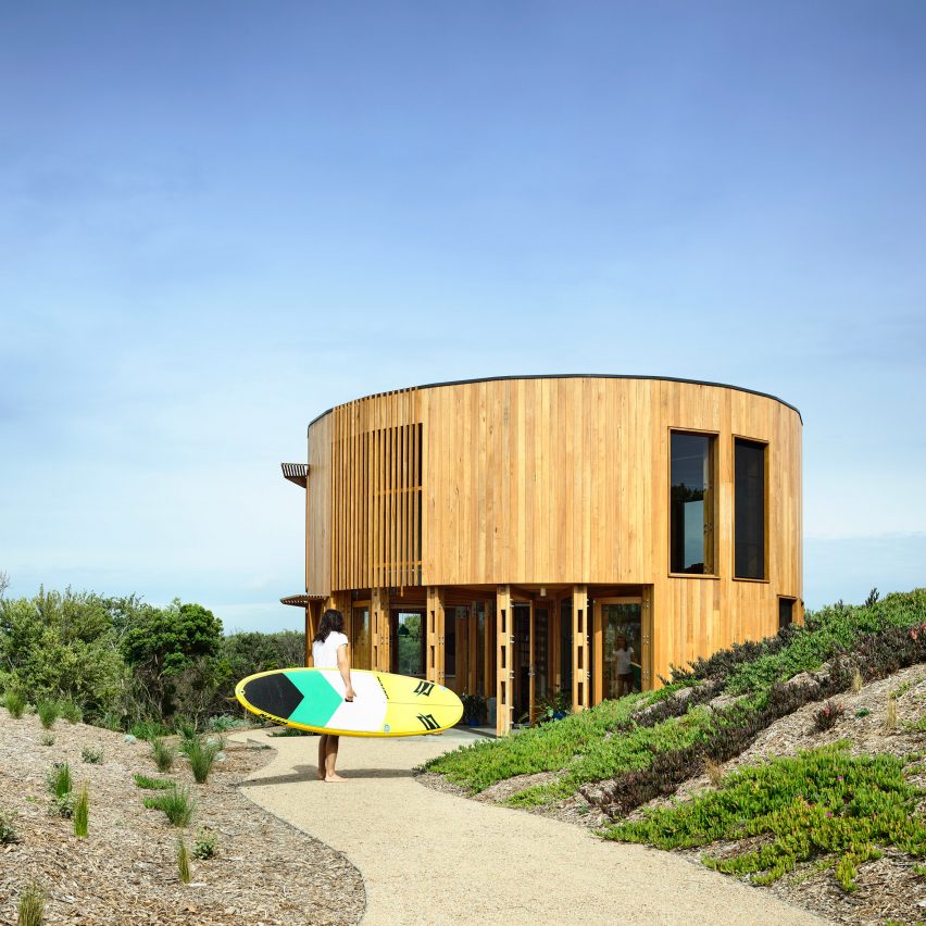 Austin Maynard Architects creates cylindrical holiday house on Australian beach