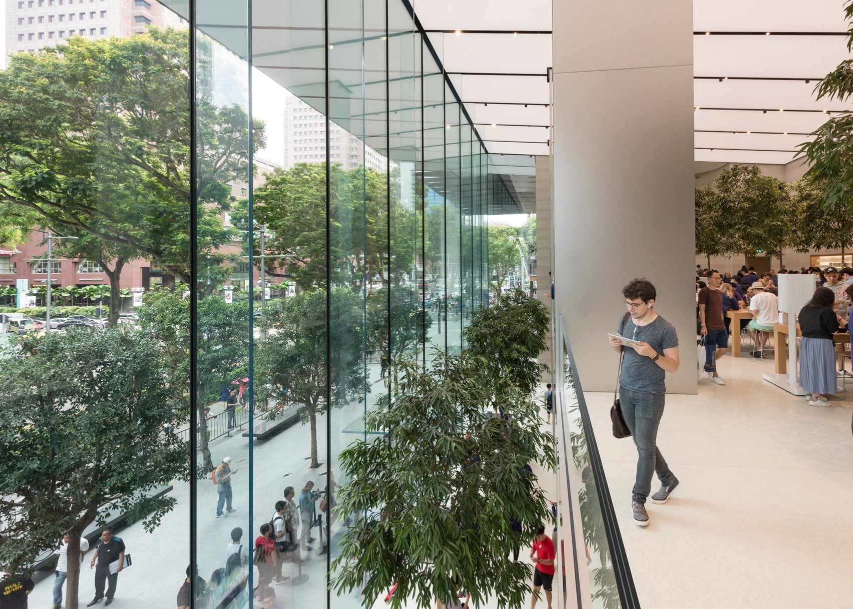 Foster + Partners restores iconic glass Apple Fifth Avenue