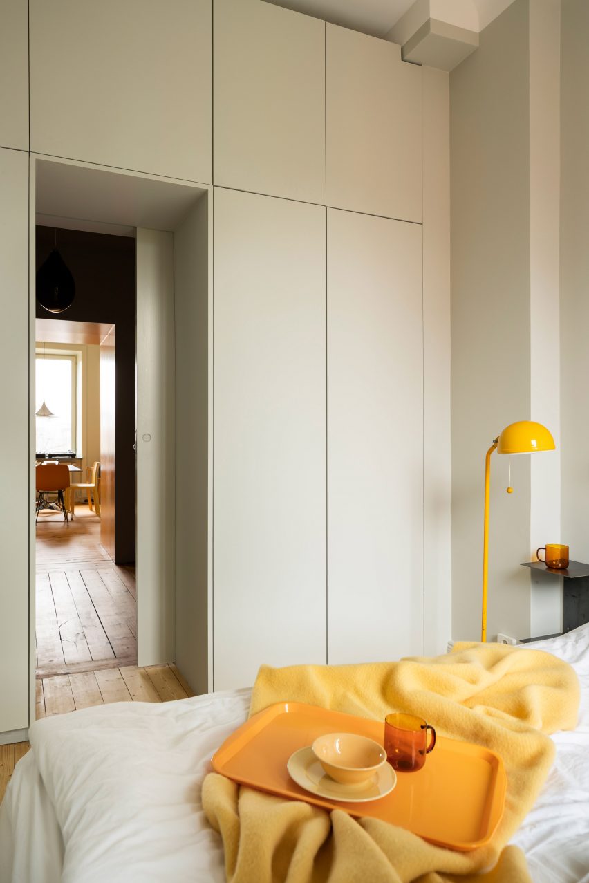 Built in wardrobes at Function Walls apartment, designed by Lookofsky Architecture