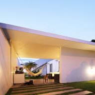 Estúdio 41 tops small white Brazilian house with roof garden