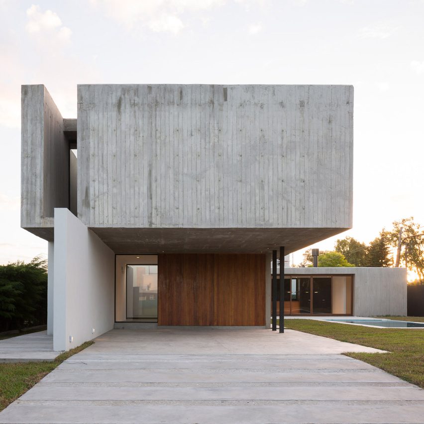 Board-marked concrete box protrudes from Felipe Gonzalez Arzac's Casa Rex in Argentina