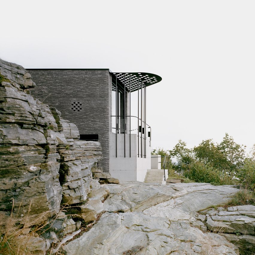 Espen Surnevik designs vacation home on steep cliff overlooking fjord