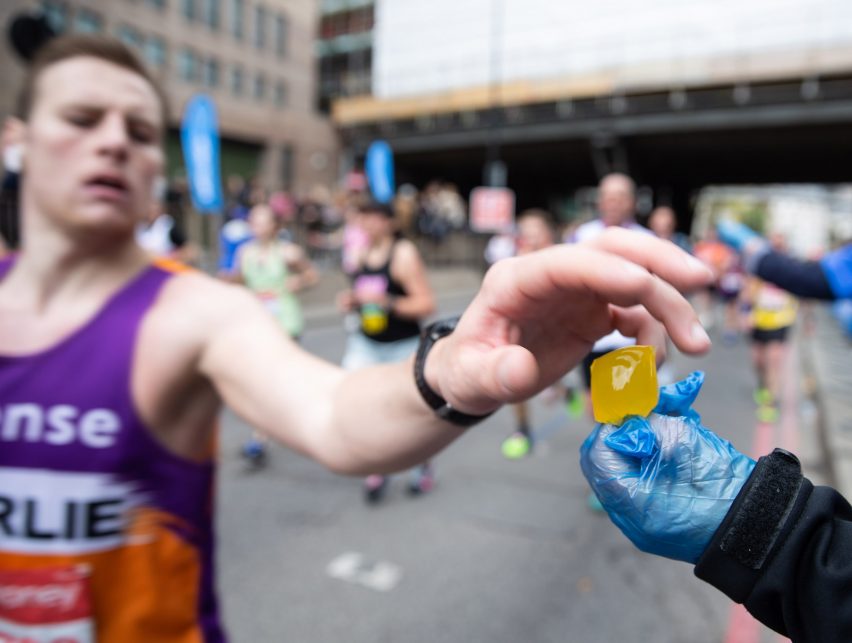 Ooho trinkt Kapseln beim London Marathon