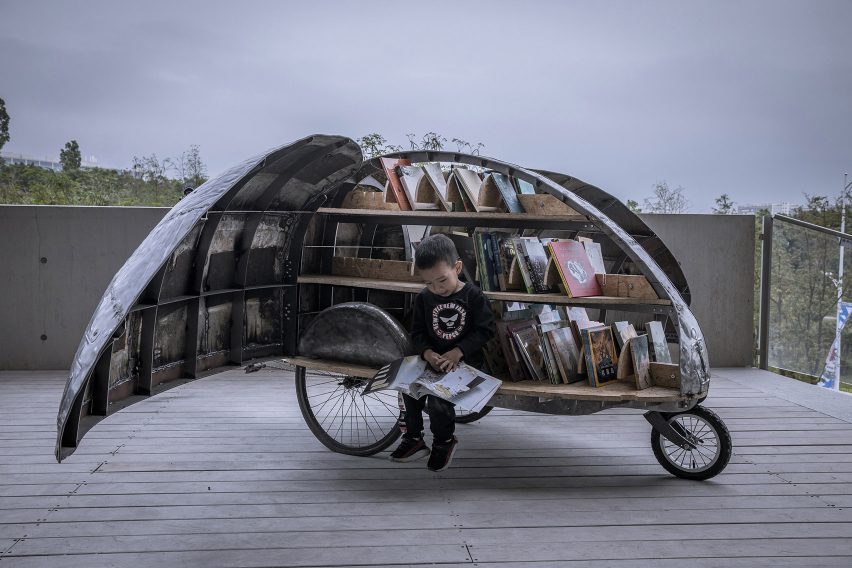 LUO Studio designs a children's micro library from recycled abandoned bicycles