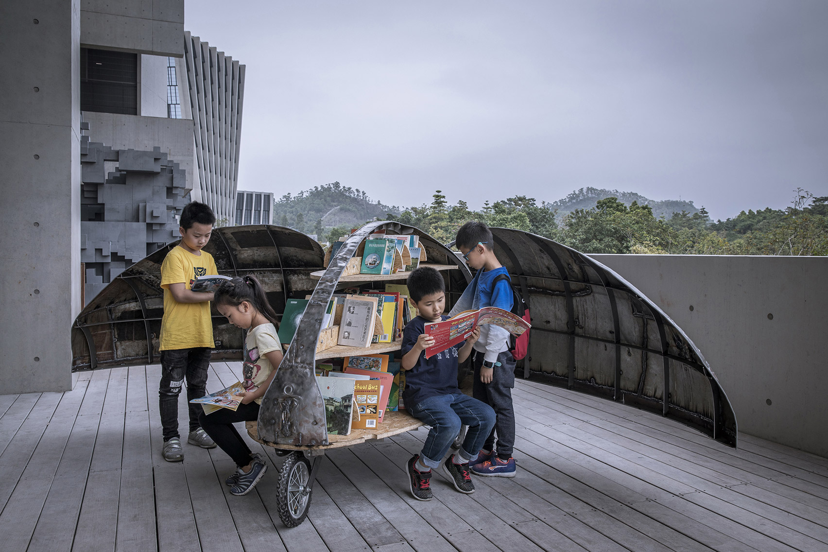 LUO Studio designs a children's micro library from recycled abandoned bicycles