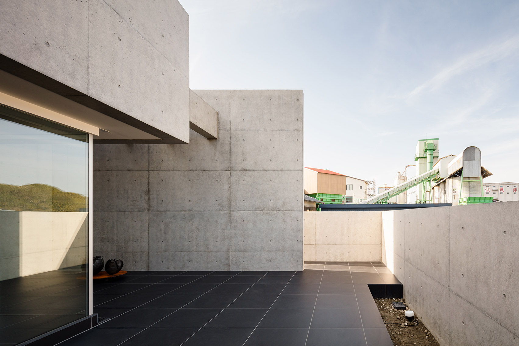 Paved terrace of Tranquil House by FORM Kouichi Kimura Architects