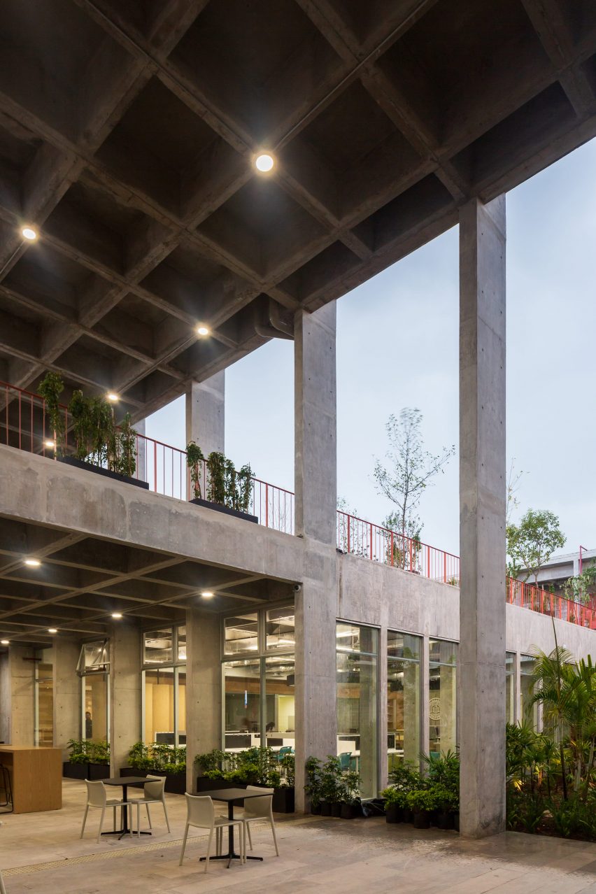 Escuela Bancaria y Comercial (EBC) school in Aguascalientes, Mexico by Ignacio Urquiza Arquitectos