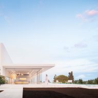 Fran Silvestre Arquitectos builds glass-box Hoffman House with a walkable roof