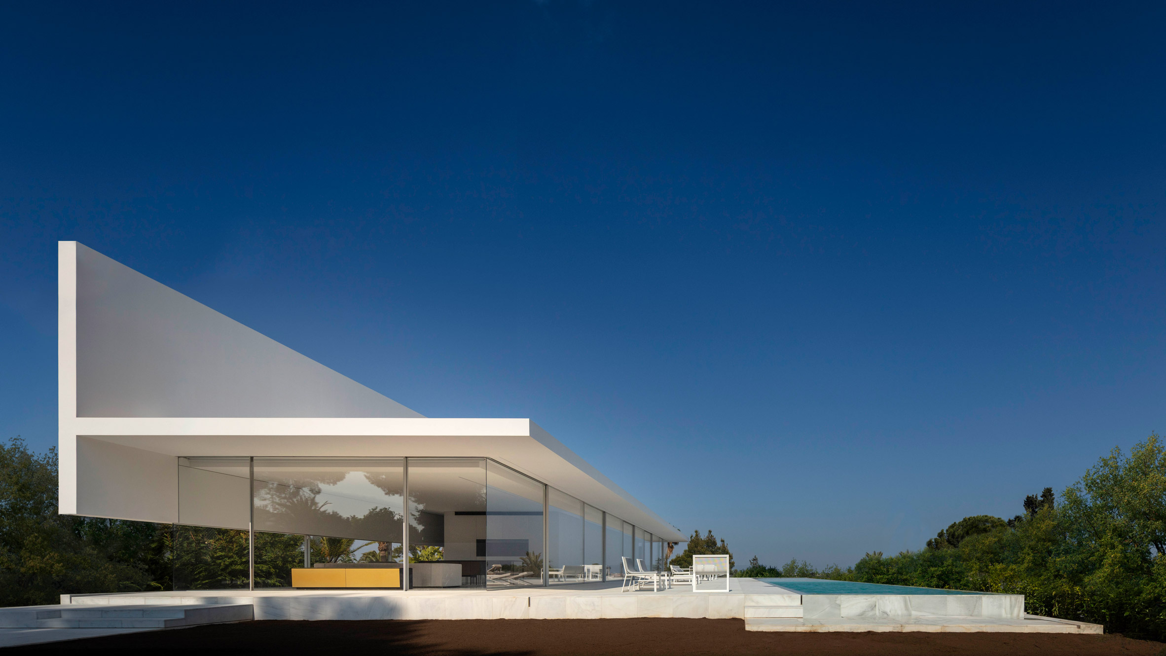 Fran Silvestre Arquitectos builds walkable roof on top of glass house