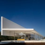 Fran Silvestre Arquitectos creates walkway on top of glazed Hoffman House