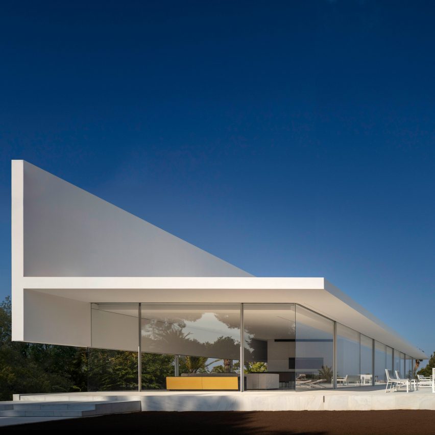Fran Silvestre Arquitectos creates walkway on top of glazed Hoffman House