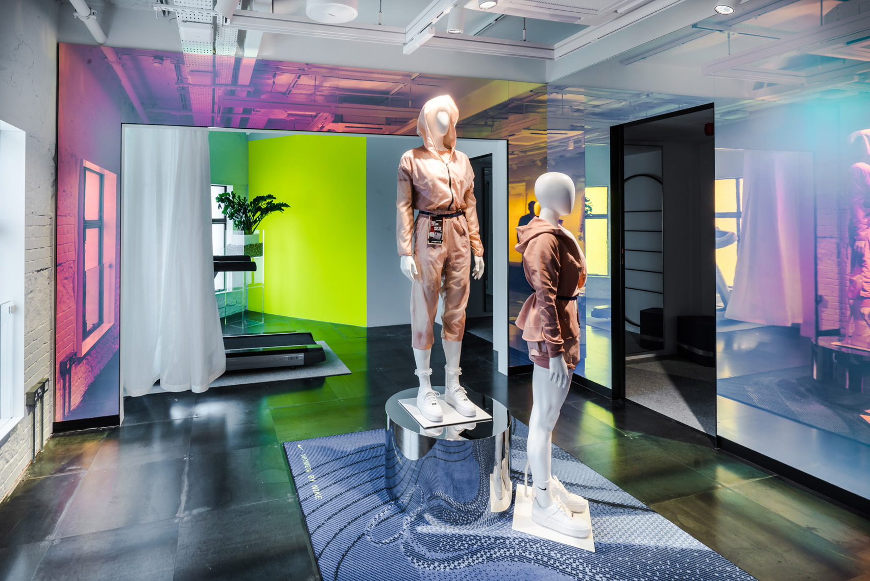 Nike adds mannequins to Oxford Street