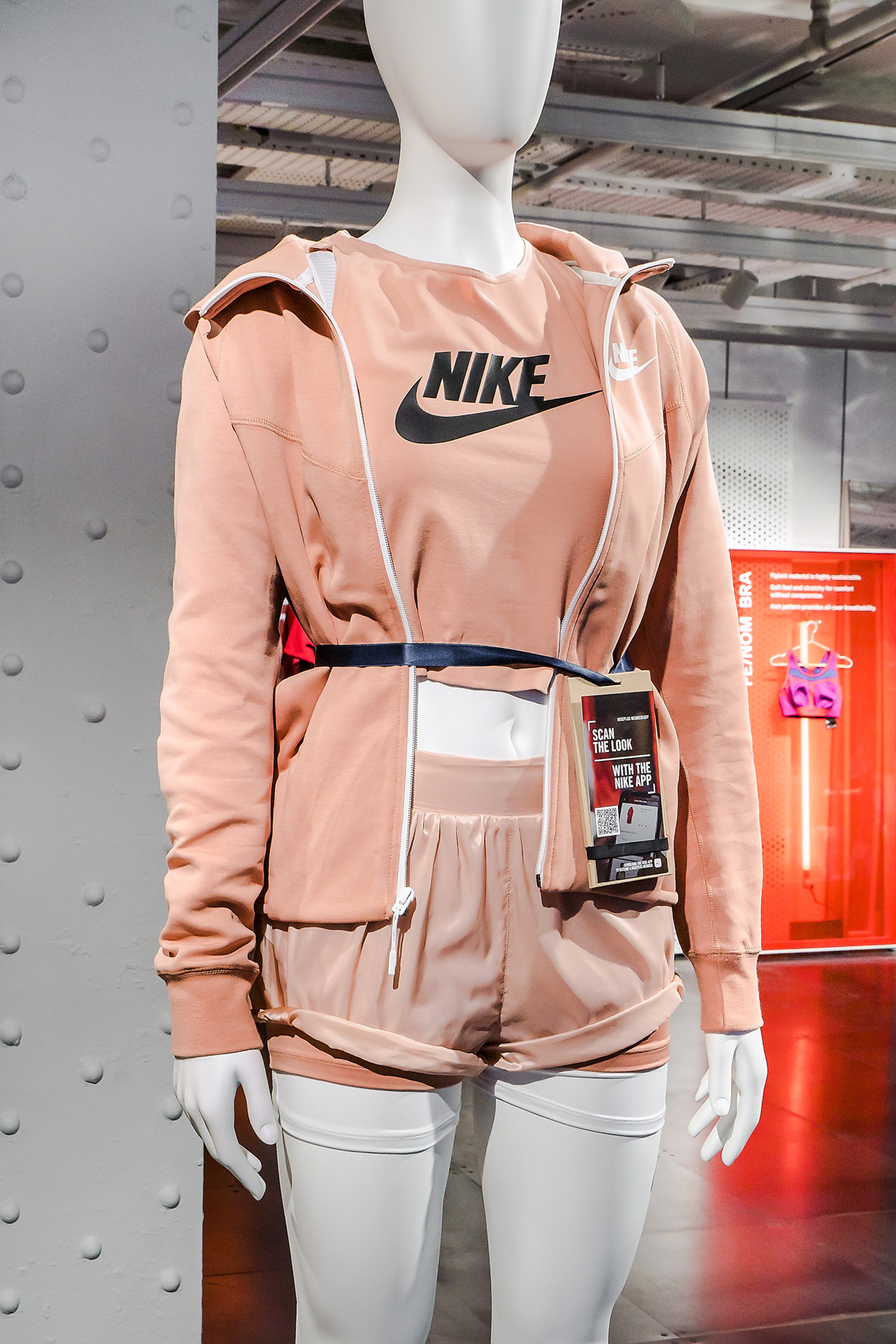 Nike adds mannequins to Oxford Street