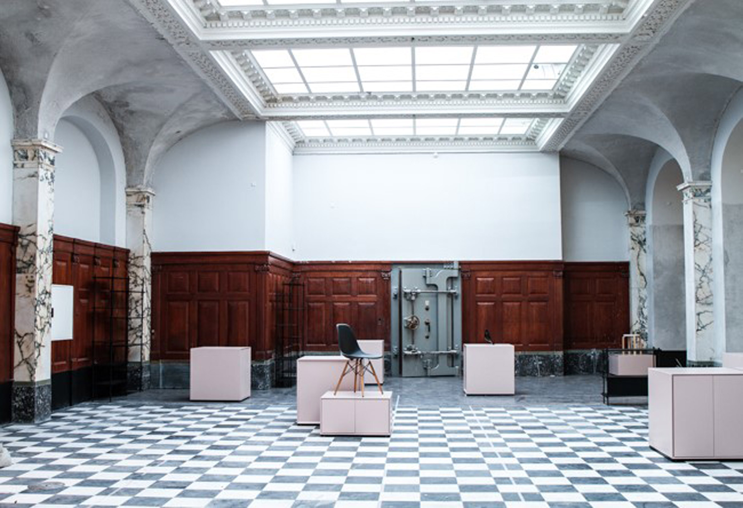 Aarstiderne Arkitekter transforms 19th-century bank Paustian showroom