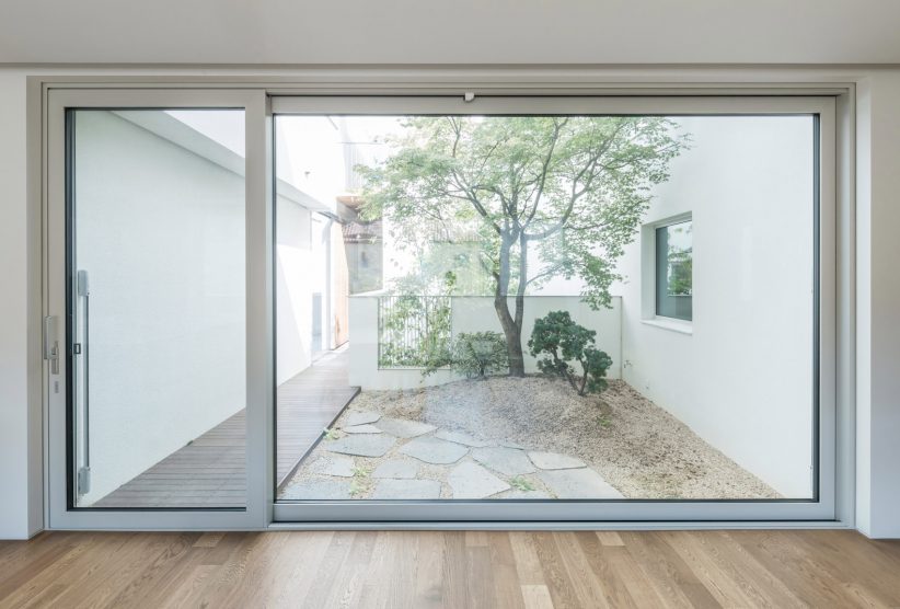 Augmented Reality Architects Wraps House With Courtyards To Create Private Home