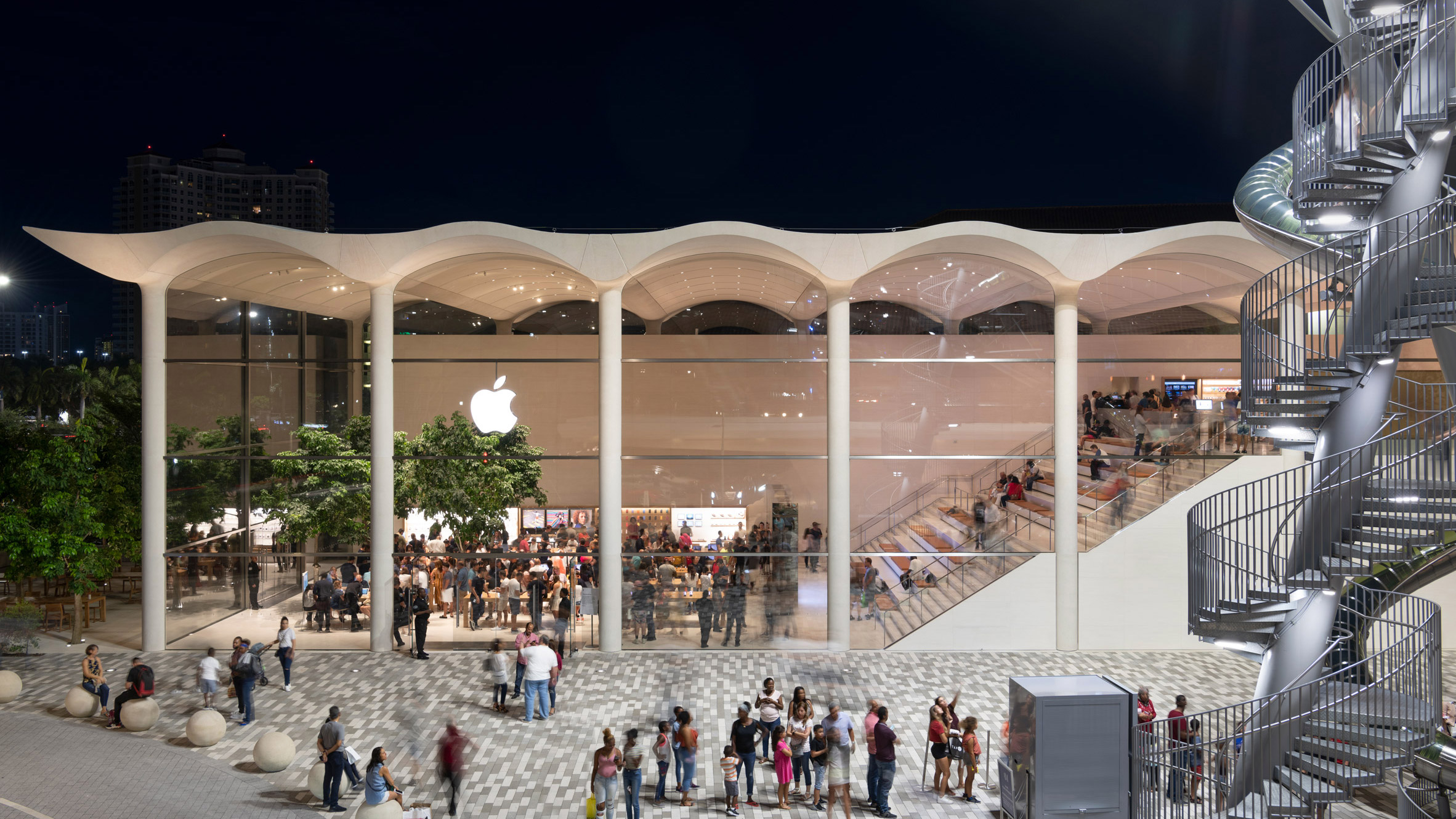 Apple Store at Florida's Aventura Mall Opened today with first-of-its-kind  Amphitheater for Today at Apple Sessions - Patently Apple