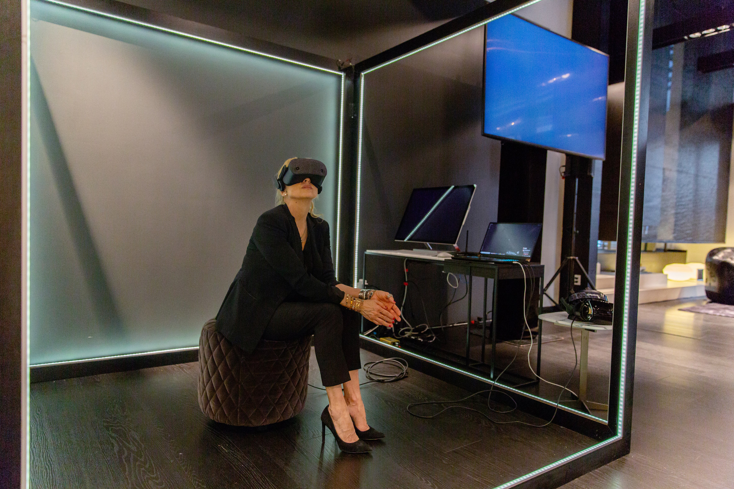 Vr комната metaforce. Виртуальная реальность в отеле. Комната виртуальной реальности. VR интерьер. Дизайнер интерьера виртуальной реальности.