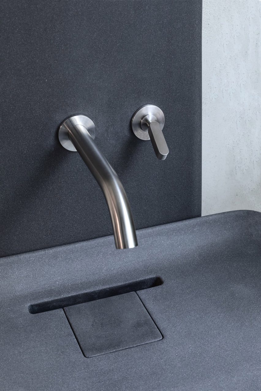 Petra concrete bathroom furniture by Marco Merendi and Diego Vencato with Gypsum