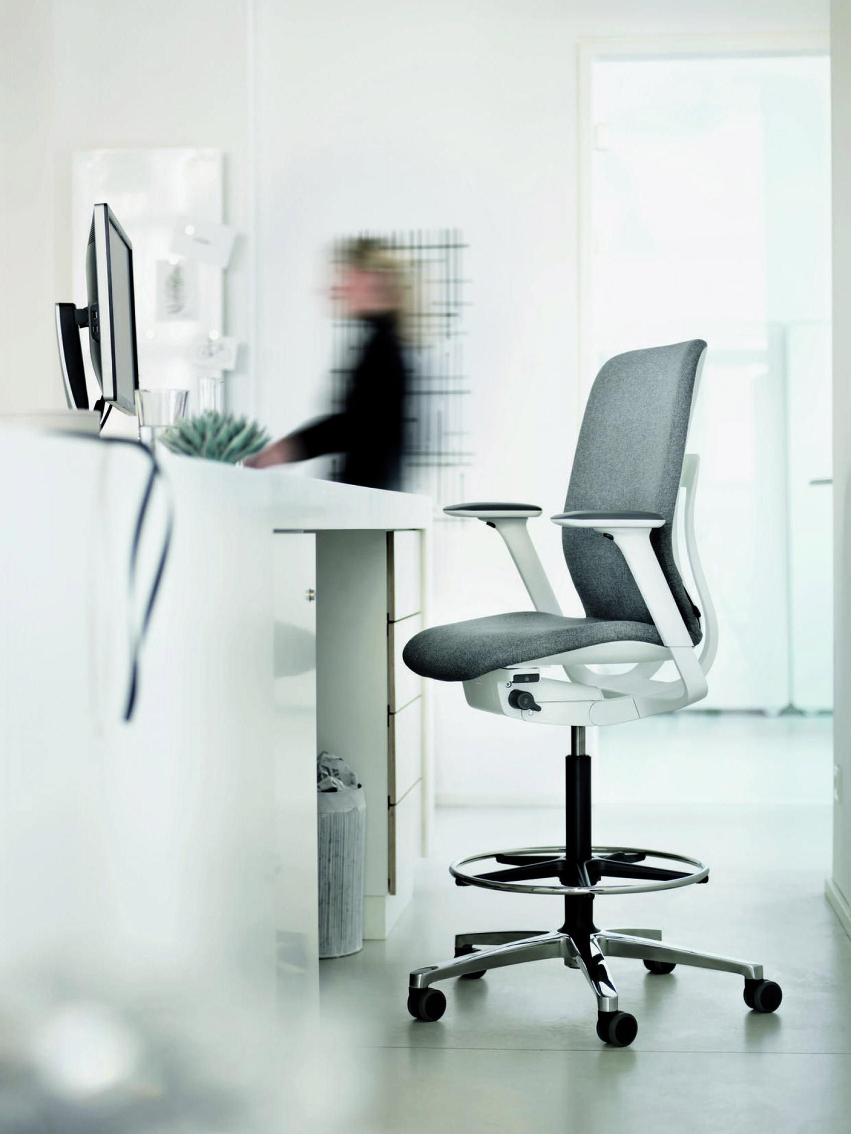 https://static.dezeen.com/uploads/2019/09/at-187-workplace-ergonomic-chair-wilkahn-germany_dezeen_1704_col_3.jpg