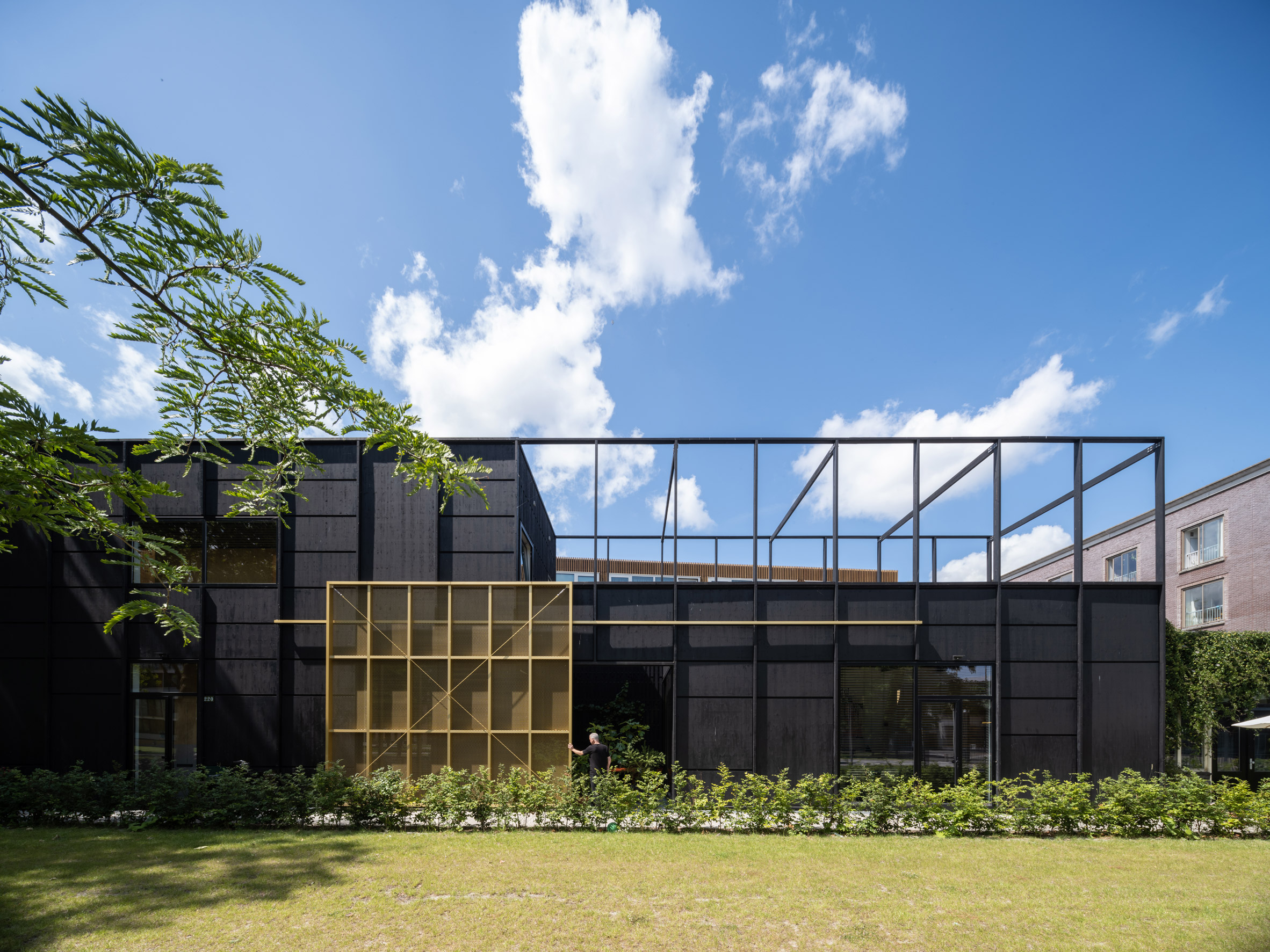 Uluru Briesje neef Industrial shack converted into Huis M&M skinny house in Amsterdam
