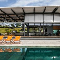 Polycarbonate roof spans long Brazilian residence by Nitsche Arquitetos