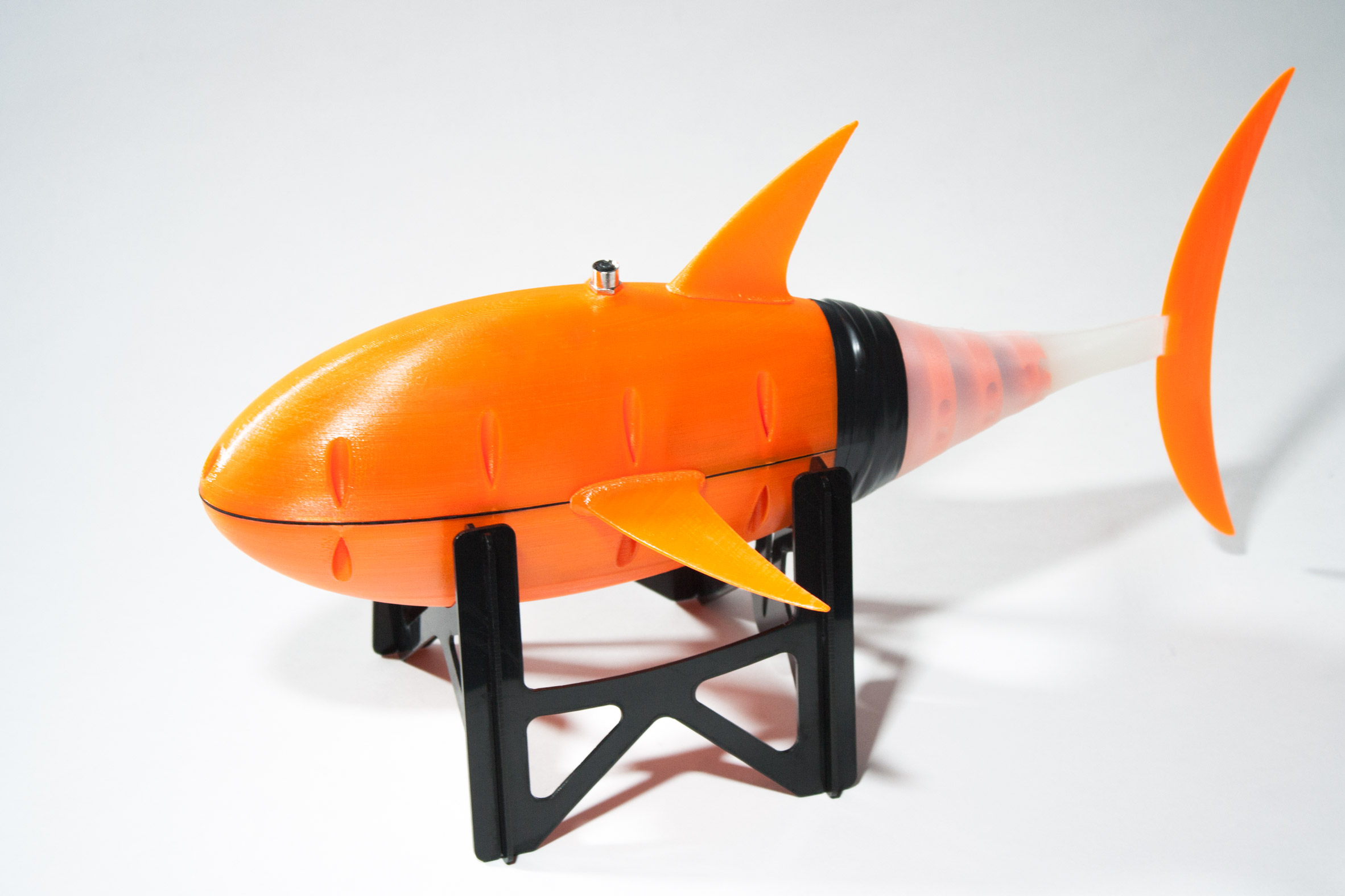 Robotic fish swims through water by mimicking the movement of a tuna