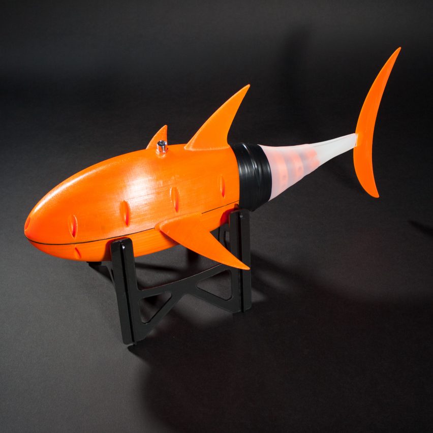 3D-printed robotic fish swims through water by mimicking the movement of a tuna