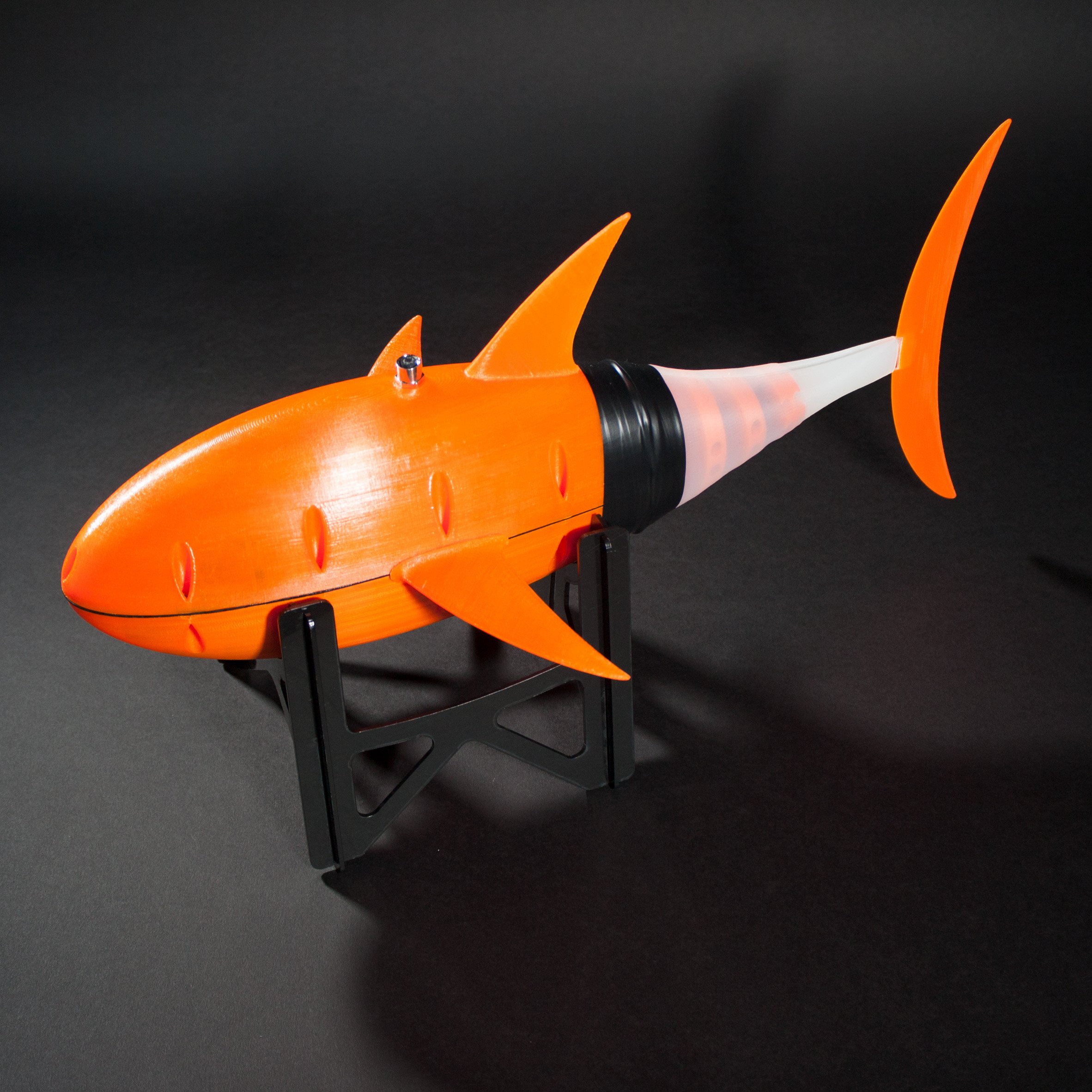 Robotic fish swims through water by mimicking the movement of a tuna