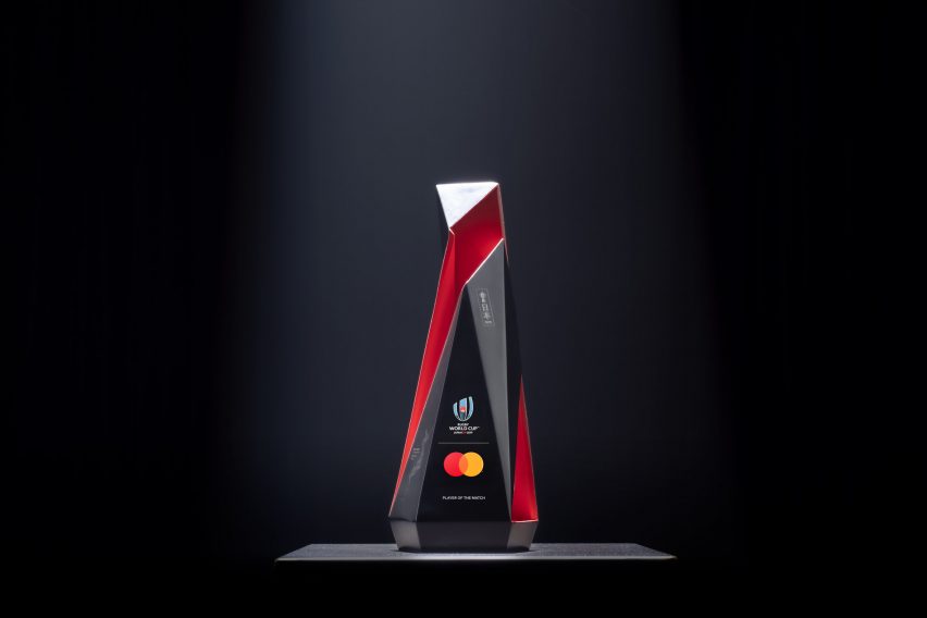 Jun Mitani creates live-etched Mastercard Player of the Match trophies for Rugby World Cup