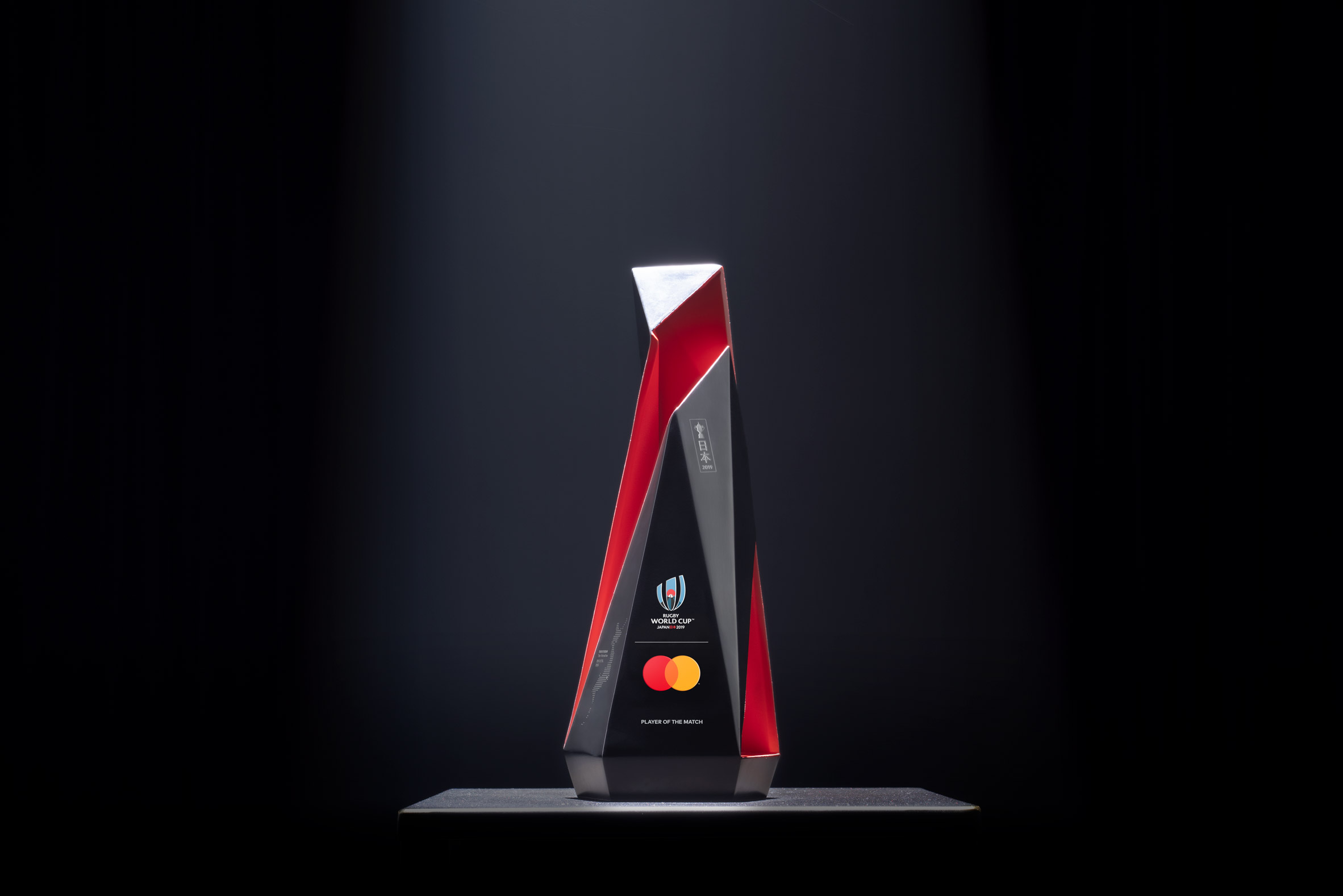 Jun Mitani creates live-etched Mastercard Player of the Match trophies for Rugby World Cup
