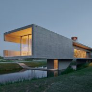Swan Lake Bridge House by Trace Architecture Office