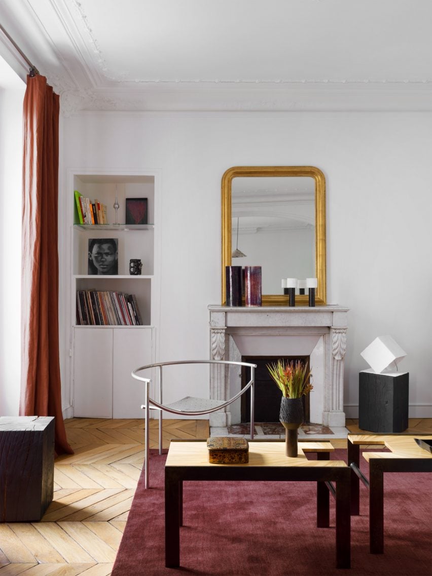 Sala de estar e jantar no apartamento Paris Marais de Sophie Dries