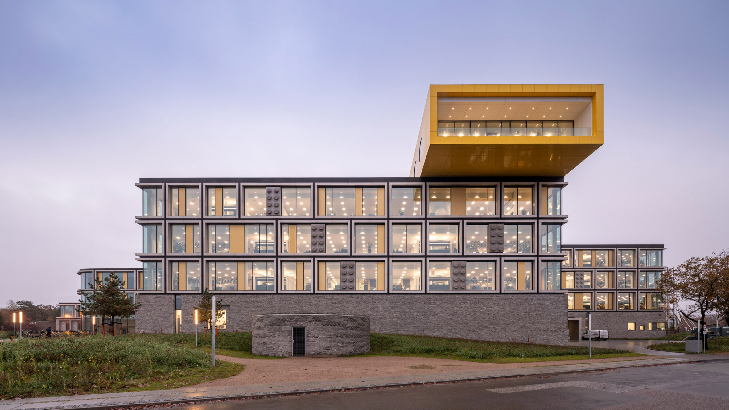 Shredded Præstation konjugat CF Møller Architects incorporates giant bricks in facades of Lego office